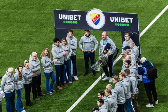Djurgårdens vd Henrik Berggren tackas av