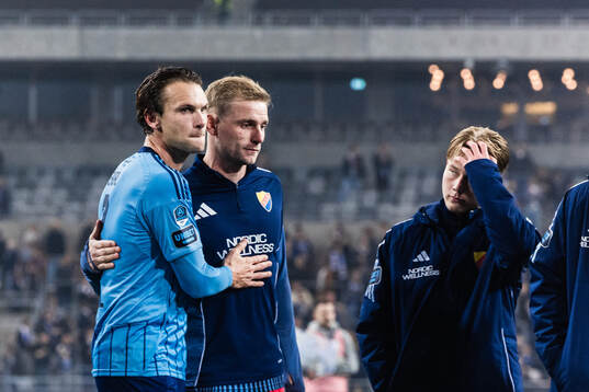 Djurgårdens Albin Ekdal och målvakt Jacob Rinne deppar