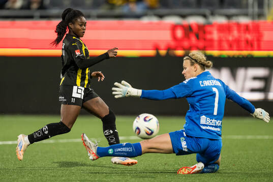 Häckens Monica Jusu Bah och Linköpings målvakt Cajsa