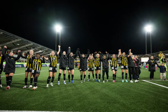 Häckens spelare jublar