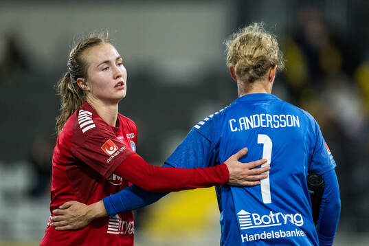 Linköpings Noor Eckhoff och målvakt Cajsa Andersson deppar