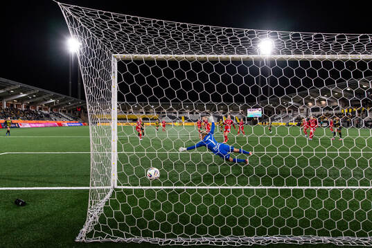 Häckens Anna Anvegård gör 4-0 bakom Linköpings målvakt