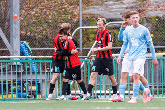 Brommapojkarnas Charlie Eriksson Edvinsson jublar