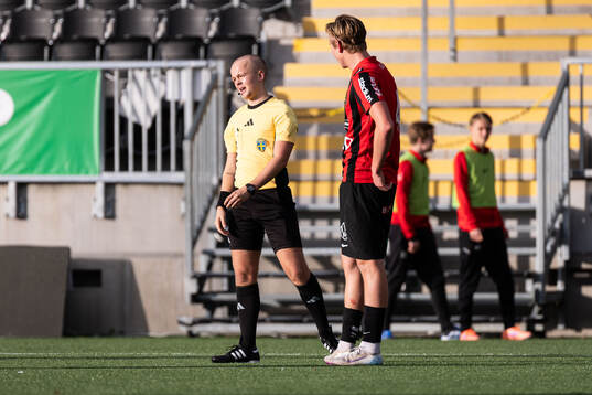 Domaren Oscar Lundegrén och Brommapojkarnas Edgar Backteman