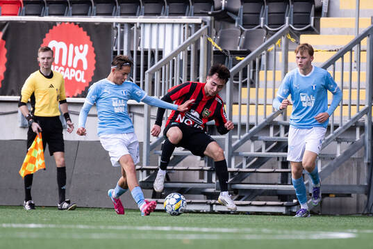 Brommapojkarnas Kayra Üçer och Malmö FFs Vidar Skoglund