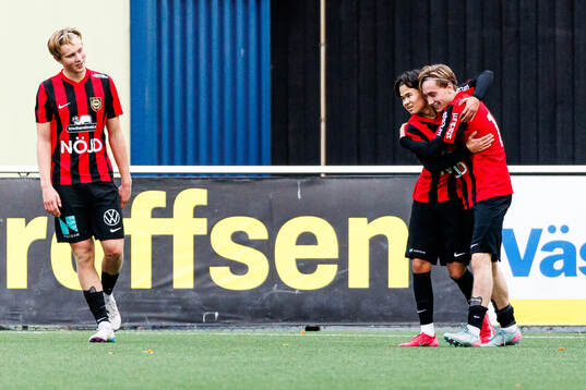 Brommapojkarnas Henry Lindgren jublar