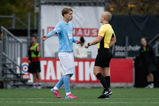 Malmö FFs Elliott Andersson tilldelas ett rött kort av