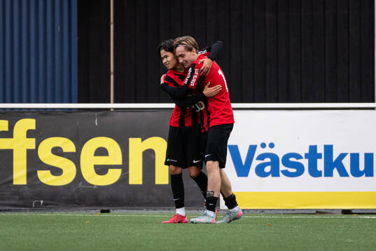 Brommapojkarnas Henry Lindgren jublar med lagkamrater