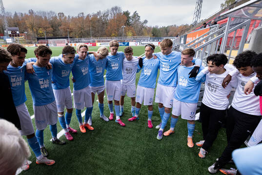 Malmö FFs spelare i en kram