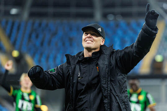 GAIS tränare Fredrik Holmberg jublar