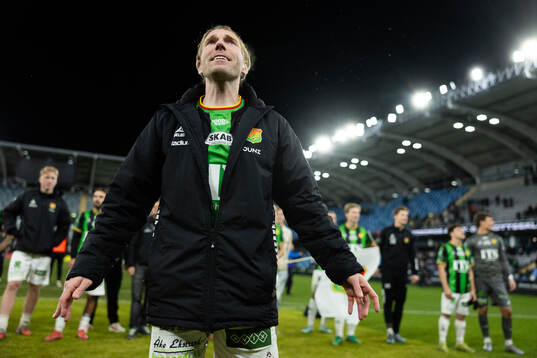 GAIS August Wängberg firar med sång framför klacken