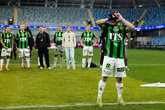 GAIS Matteo de Brienne firar med sång framför klacken