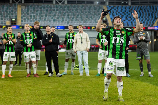 GAIS Matteo de Brienne firar med sång framför klacken