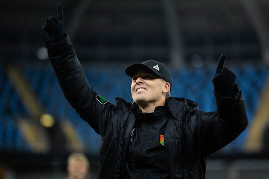 GAIS tränare Fredrik Holmberg firar med sång framför