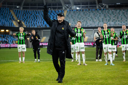 GAIS tränare Fredrik Holmberg firar med sång framför