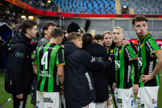 GAIS spelare och ledare kollar resultat i övriga matcher