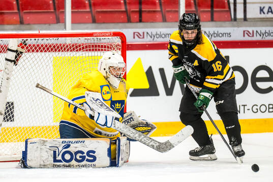 Dalarnas målvakt Lucy Karlström och Värmlands Matilda