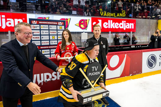 Värmlands Märta Berglund tar emot pokalen av Anders
