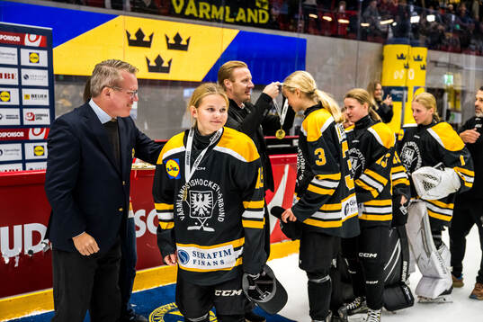 Anders Larsson delar ut medaljer till Värmlands spelare