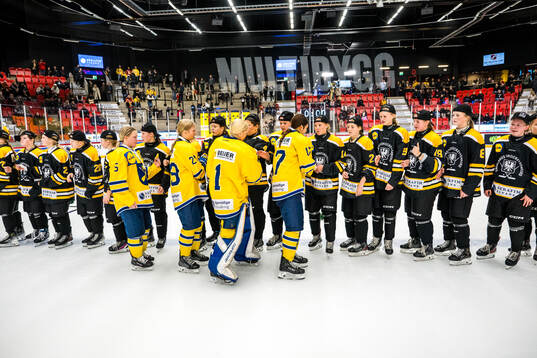 Spelarna tackar varandra