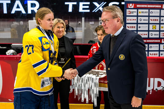 Dalarnas Hilla Ytfeldt tar emot medalj av Anders Larsson