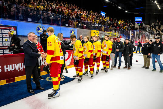 Smålandsspelare tar emot medaljer av Anders Larsson