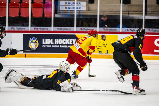 Skånes målvakt Jovan Perisic och Smålands Emil Ronnemo