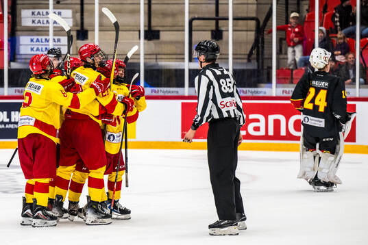 Smålands Emil Ronnemo jublar och Skånes målvakt Jovan