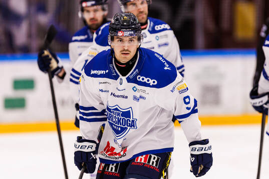 Karlskogas Eero Teräväinen jublar