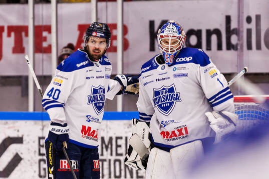Karlskogas Kalle Jellvert och målvakt Olof Lindbom jublar