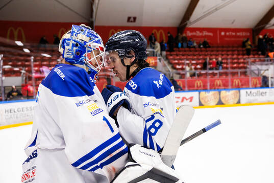 Karlskogas målvakt Olof Lindbom och Leevi Viitala jublar