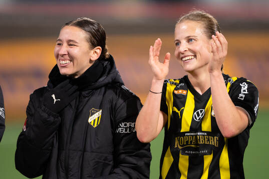 Häckens Tabby Tindell och Anna Anvegård jublar