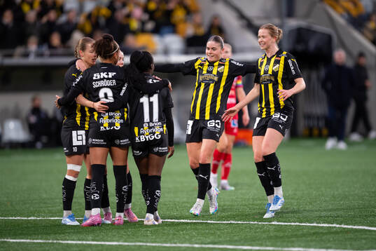 Häckens Hanna Wijk och Emma Östlund jublar