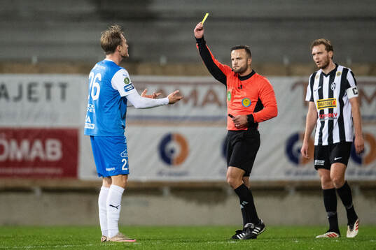 Oddevolds Gabriel Sandberg tilldelas gult kort av domare