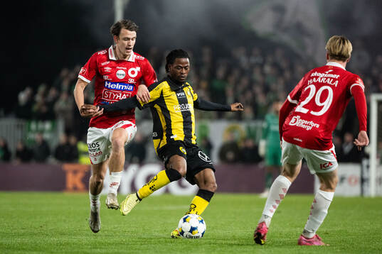Degerfors Kazper Karlsson och Hammarbys Frank Junior Adjei