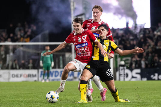 Hammarbys Adrian Lahdo mot Degerfors Kazper Karlsson och