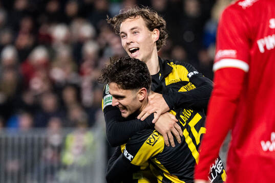 Hammarbys Adrian Lahdo jublar med Hampus Skoglund
