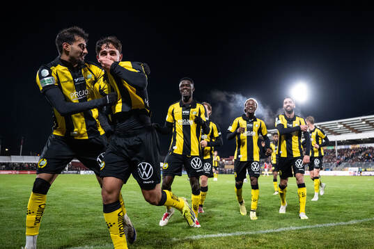 Hammarbys Adrian Lahdo jublar med lagkamrater