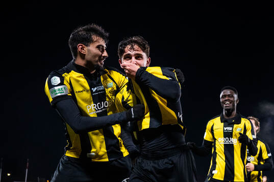 Hammarbys Adrian Lahdo jublar med lagkamrater
