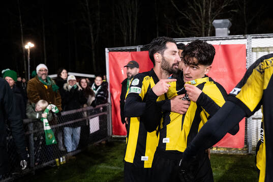 Hammarbys Adrian Lahdo jublar med lagkamrater