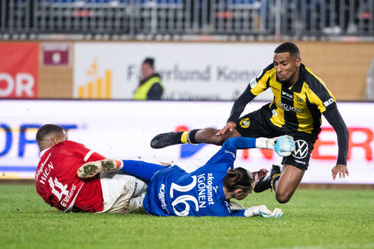 Degerfors Leon Hien och målvakt Matvei Igonen mot