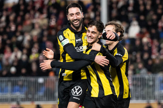 Hammarbys Adrian Lahdo jublar med Nahir Besara