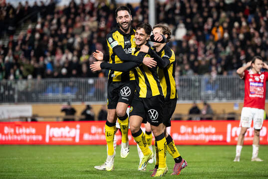 Hammarbys Adrian Lahdo jublar med Nahir Besara