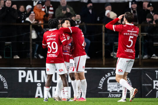 Degerfors Elias Barsoum jublar med lagkamrater