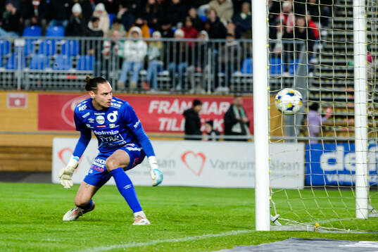 Degerfors målvakt Matvei Igonen ser på när Hammarbys