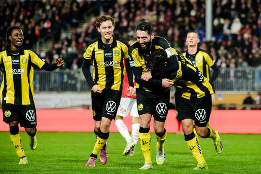 Hammarbys Nahir Besara och Adrian Lahdo jublar