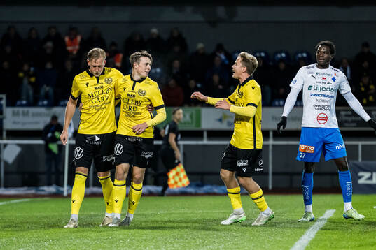 Mjällbys Elliot Stroud jublar med Herman Johansson och