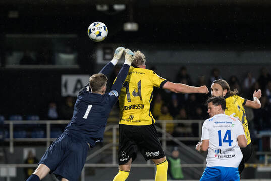 Värnamos målvakt Hugo Keto och Mjällbys Herman Johansson