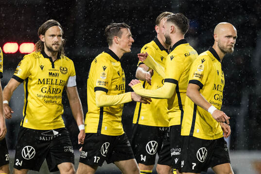 Mjällbys Elliot Stroud jublar med lagkamrater