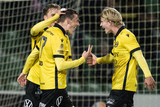 Mjällbys Elliot Stroud och Bork Bang Kittilsen jublar